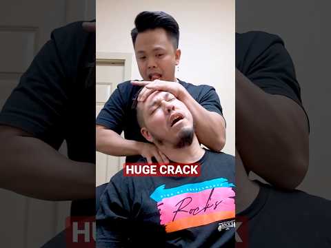 HUGE CRACK😱‼️ #chiropractic #short #asmr #trending