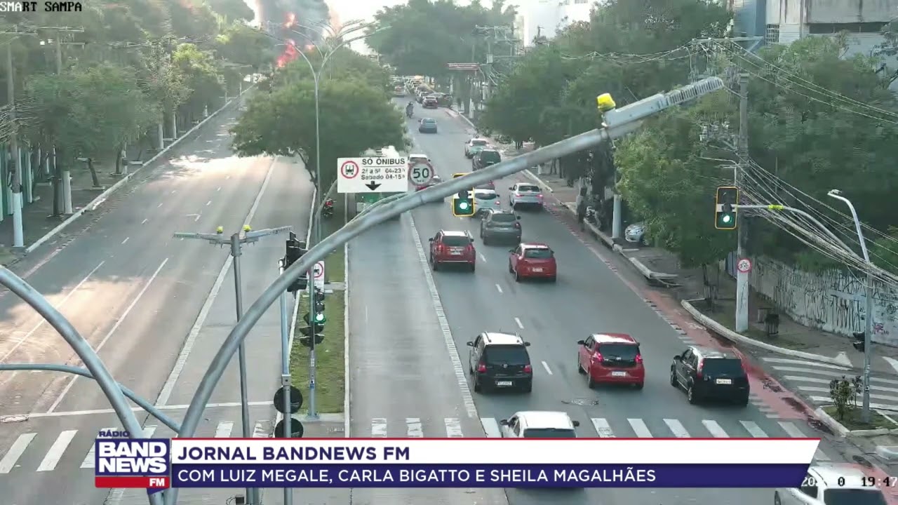 SP: Câmera de trânsito flagra momento em que avião atinge avenida e explode