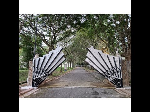 The Elegance Of This Vertically Opening Fan Gate