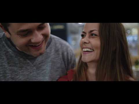 EN FREMMED FLYTTER IND - Klip 1