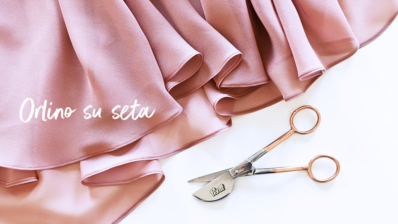 Cucire l'orlo sulla seta, su tessuto scivoloso o trasparente: gonna a mezza ruota | Orlo arrotolato