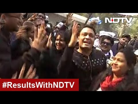 デリー選挙結果。AAP支持者は "Lage Raho Kejriwal "に踊る (Delhi Election Results: AAP Supporters Dance To "Lage Raho Kejriwal")