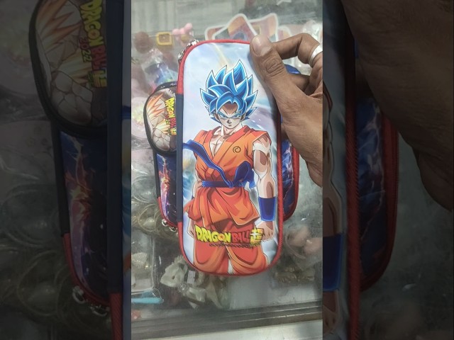 Vídeo relacionado con Dragon Ball Super - Estuche Escolar Oficial Dragon Ball, Estuche con 3 Compartimentos para niño y niña con Juego de papelería, bolígrafo borrable Azul y práctico Cierre de Cremallera, 20 x 13 x 7 cm,