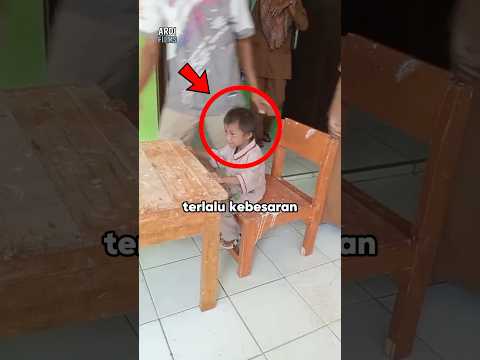 Bocah Ini Kebagian Bangku Kelas Yang Kegedean, Dan Tangan Pak Guru Ini Terluka Saat Memotongnya