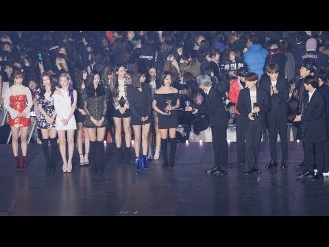 181128 트와이스 (TWICE),방탄소년단(BTS) 매너있게 지효한테 마이크건네주는 지민 [4K] 직캠  by Mera