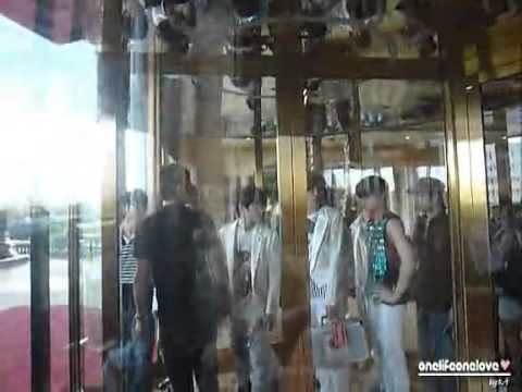 [Chansoo] 120702 EXO-K Chanyeol hold D.O's hand @ ChangSha hotel