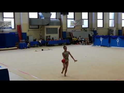 Giulia Giusti nel vittorioso esercizio alla palla    spettacolare