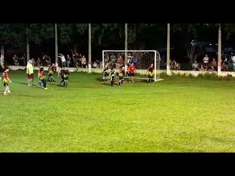 Escolinha DS Ubiratan. Gol com estilo no sub 10