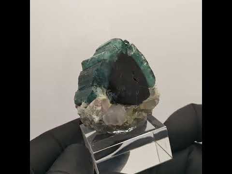 TURMALINA (Var. INDICOLITA), Araçuaí, Minas Gerais, Brasil. #silvamiguelminerals #fineminerals