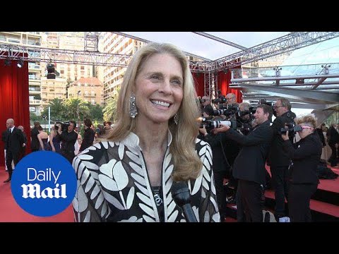Lindsay Wagner talks in 2015 about fans of the Bionic Woman - Daily Mail