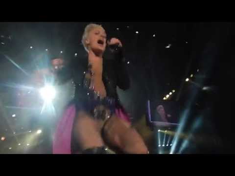 Pink Melbourne 13th July 2013 Australia - Trouble live - Pink touches and dances on us!