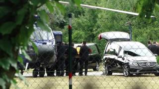 Abschied von Helmut Kohl - Der Kanzlersarg wird in Ludwigshafen in den Leichenwagen gehoben
