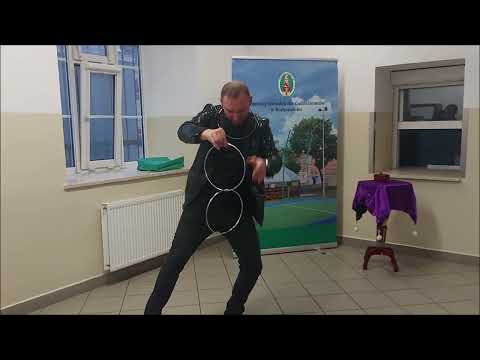 Pokaz iluzjonisty w białostockim ośrodku dla cudzoziemców