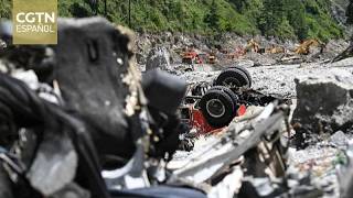 Los equipos de rescate se adentran más en las zonas afectadas por el deslizamiento de tierra