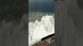 Temporal marítimo con olas gigantes en el Paseo Nuevo de San Sebastián