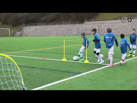 1 gegen 1 mit Gegner seitlich auf zwei Toren auf einer Seite