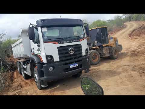 Carregando Piçarra para colocar na estrada