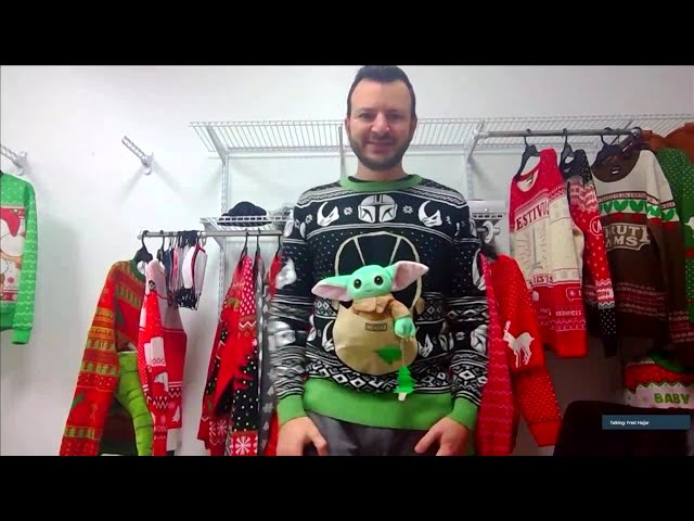 Vídeo relacionado con Giggling Getup Suéter feo de Navidad LED, bombillas integradas para hombres y mujeres, Negro -, Large