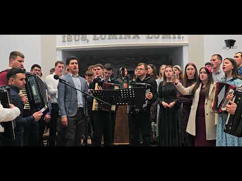 Lauda mea e pentru Împăratul ~ Grupul reunit de tineri