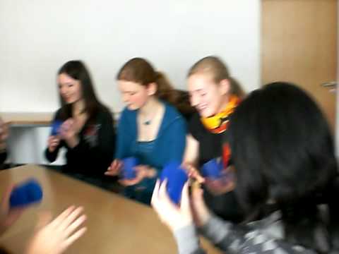 Das lustige Becherspiel