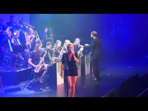 Utrechtse Studenten Big Band zingt het UIT-lied