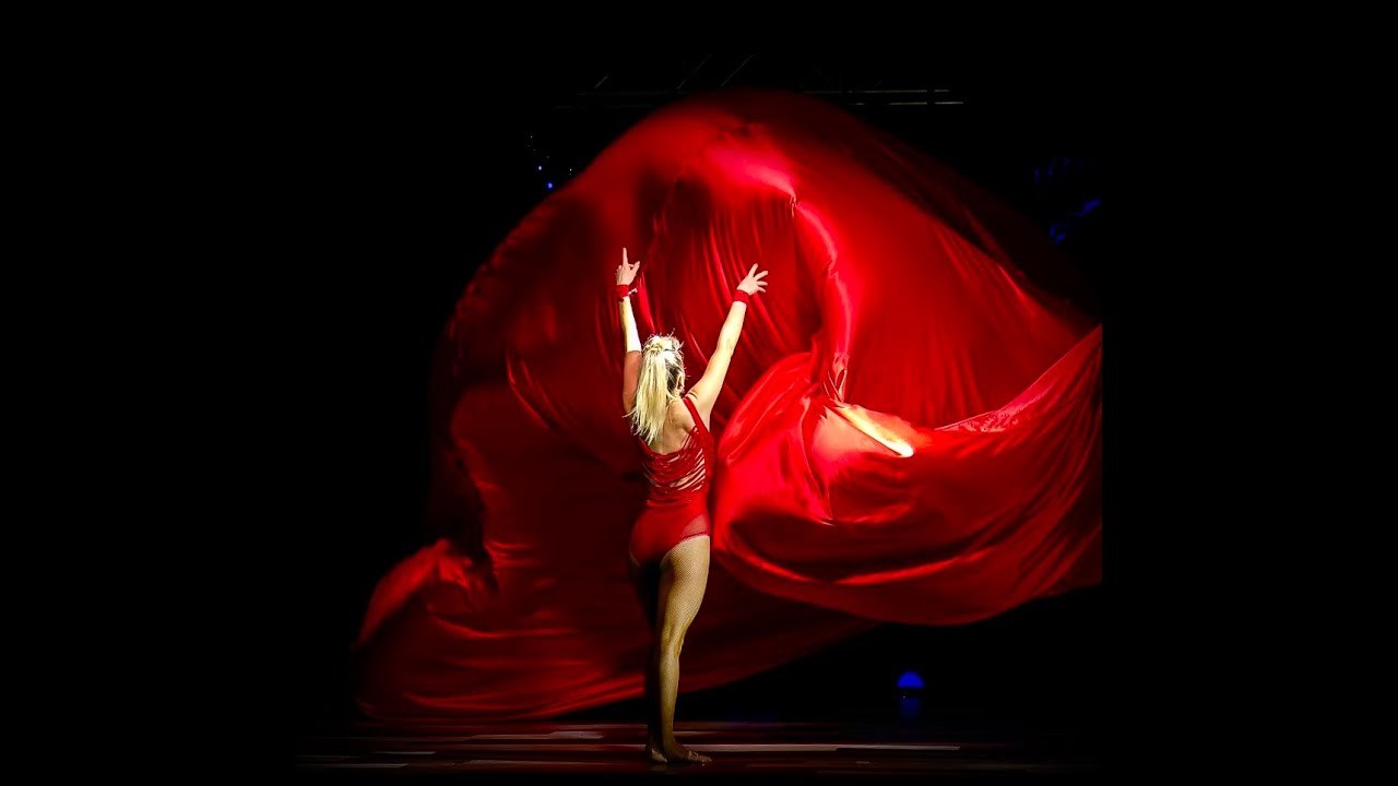 WOMANISHOW RED by Gulden Melek