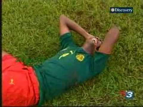 شاهد صامويل ايتو يبكي بعد الخروج من تصفيات كأس العالم امام مصر 