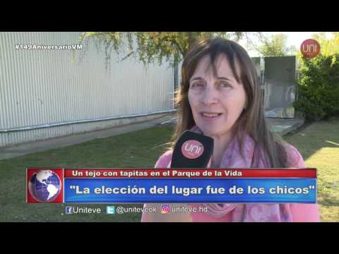 Un tejo con tapitas en el Parque de la Vida