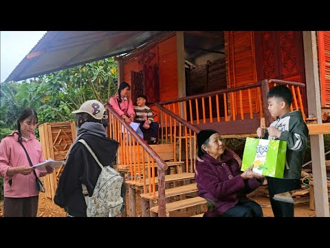 Harvesting grapefruit - Thuy received her driver's license. A meaningful gift for the old lady.