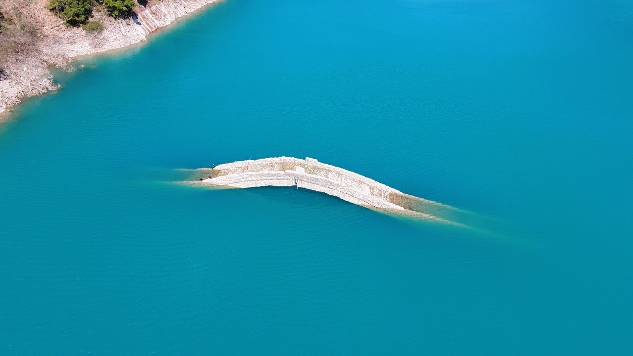 Καθηλώνει το μισοβυθισμένο -στα νερά της Λίμνης Κρεμαστών- Γεφύρι του Μανώλη (Μάρτιος 2026)