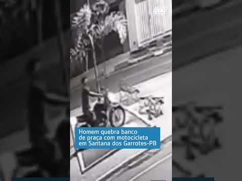 Homem destrói banco de praça com motocicleta em Santana dos Garrotes-PB