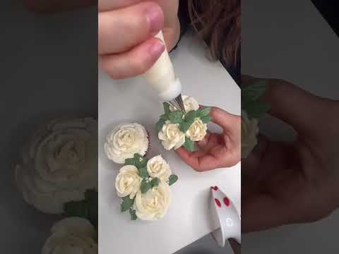 Buttercream flowers 🌸 #bakery #cupcake #frosting #buttercreamflowers #buttercreamcakes #cupcackes