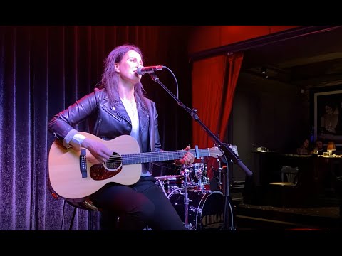 Viivika Viickberg - acoustic covers at Chicago 1933