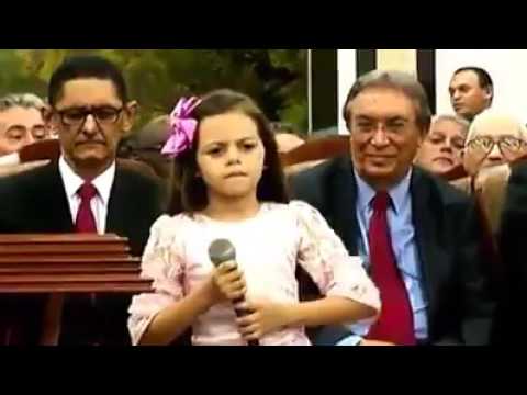 Menina louvando Sete Trombetas-Lauriete