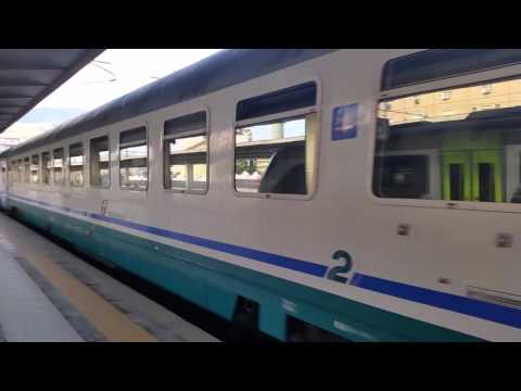 TRENO REGIONALE IN PARTENZA DALLA STAZIONE DI PALERMO CENTRALE