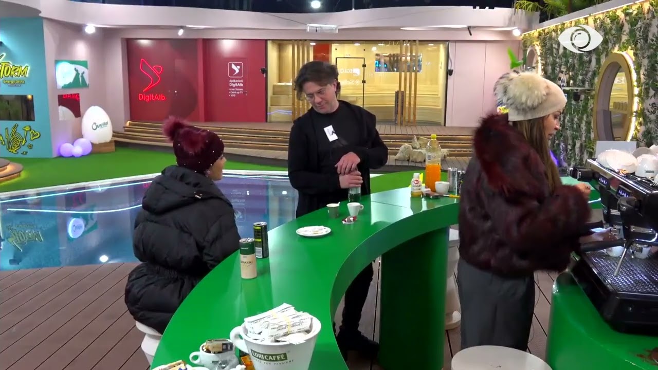 Nevriku, romantiku, paparaci dhe majmuni/ Banorët nisin të luajnë rolet e tyre