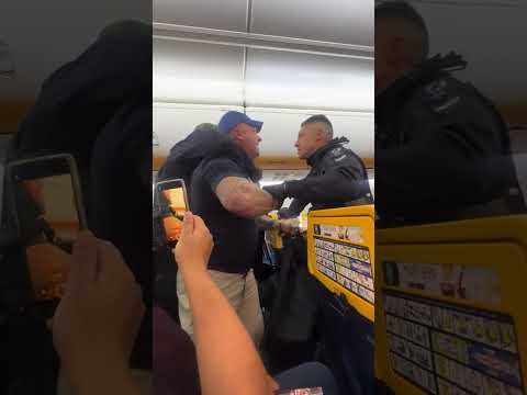 UBRIACHI INGLESI FANNO UNA RISSA IN AEREO E GUARDATE COME VA A FINIRE!!