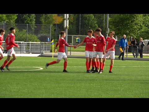 Eerste helft vv Hooglanderveen JO16-1 - vv DOVO JO16-1.