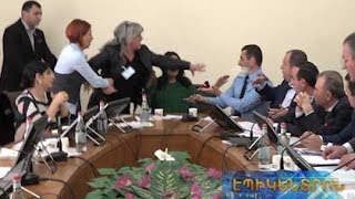 Սկանդալ ԱԺ-ում. ինչու՞ սևազգեստ մայրը ջուր շփեց քննիչի դեմքին