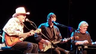 Jerry Jeff Walker singing L.A. Freeway @ the Paramount in Austin 2018