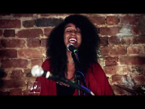 Clave y Canela apresenta "Maria Landó" no Cazota Bar