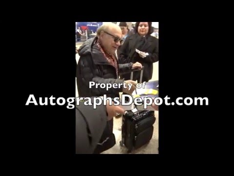 Danny DeVito signing autographs in Salt Lake City (January '16)