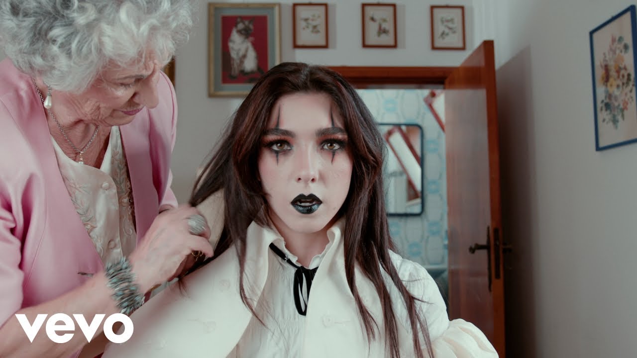 Fotogramma dal videoclip Guardami!