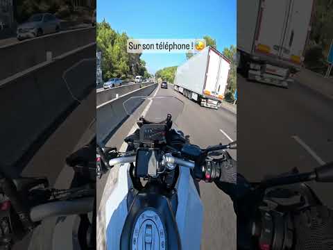 Sur son téléphone ! #moto #motard