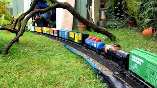 preview picture of video 'Santa Fe BNSF U25B freight in the garden'