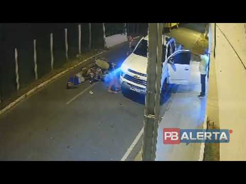 Câmeras flagram grave colisão entre motocicletas e dois homens ficam feridos no centro de São José da Lagoa Tapada