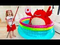 Diana Pretend Play With A Super Aquarium