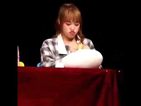 181129 IZONE Yena playing with a duck plushie while making her duck face