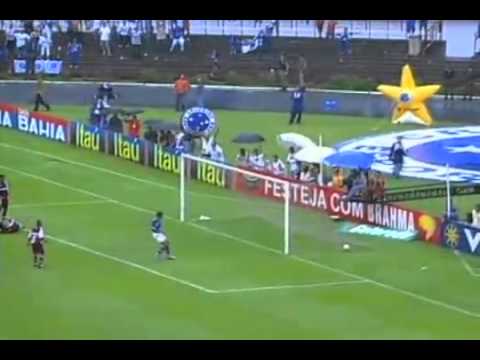 Em 2003, o já campeão Cruzeiro vence o Fluminense por 5 a 2 pelo Campeonato Brasileiro