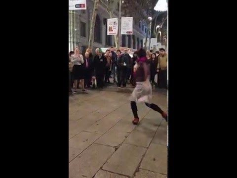 Flaira Ferro - dançando na rua em Barcelona